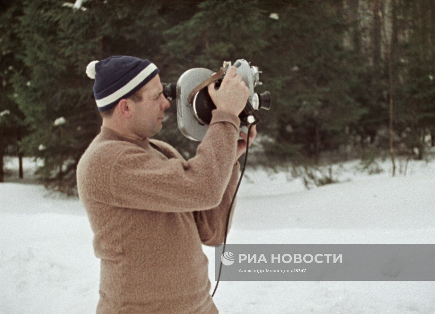 Летчик-космонавт Ю. Гагарин c кинокамерой в зимнем лесу