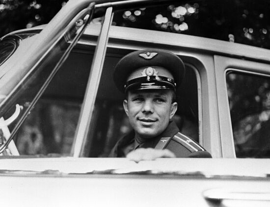 Юрий Гагарин в автомобиле