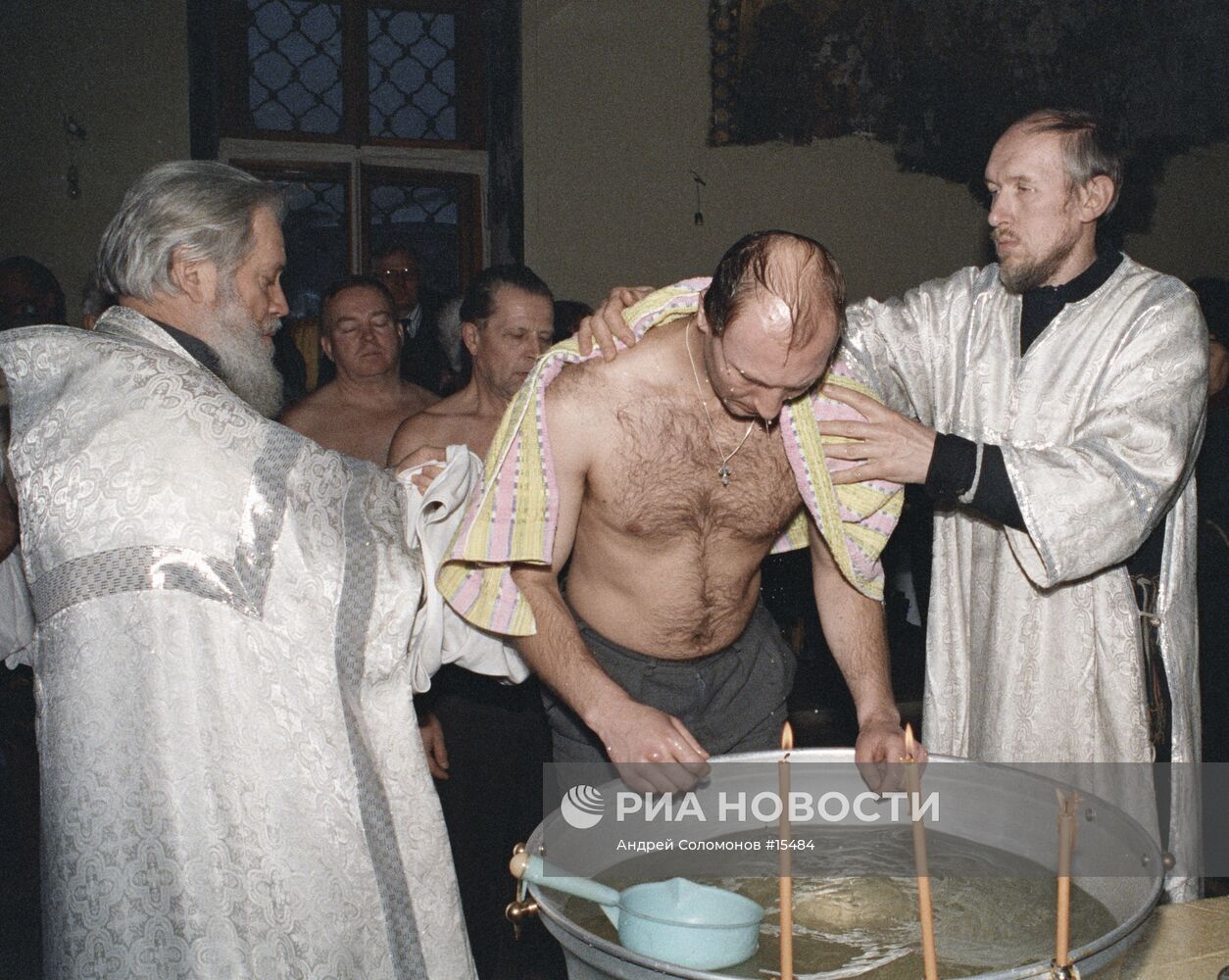 СВЯЩЕННИКИ ВОДА СВЕЧИ ОБРЯД КРЕЩЕНИЯ ХРАМ