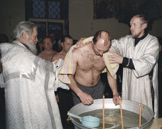 СВЯЩЕННИКИ ВОДА СВЕЧИ ОБРЯД КРЕЩЕНИЯ ХРАМ