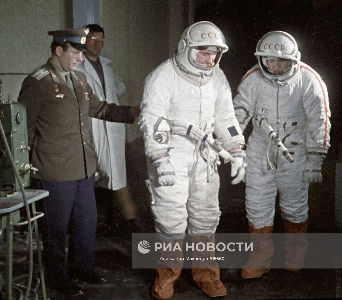 ГАГАРИН ТРЕНИРОВКА КОСМОНАВТЫ СКАФАНДРЫ