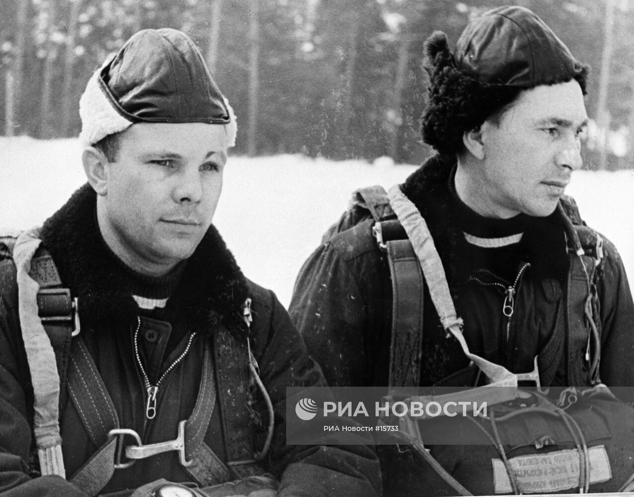 Летчики Ю. Гагарин и П. И. Беляев на парашютной подготовке