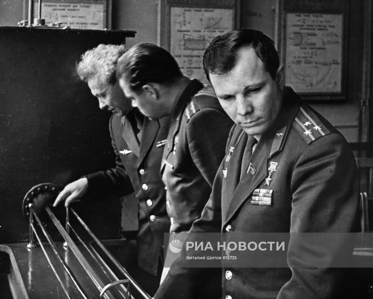 Летчики-космонавты Ю. А. Гагарин и А. Г. Николаев