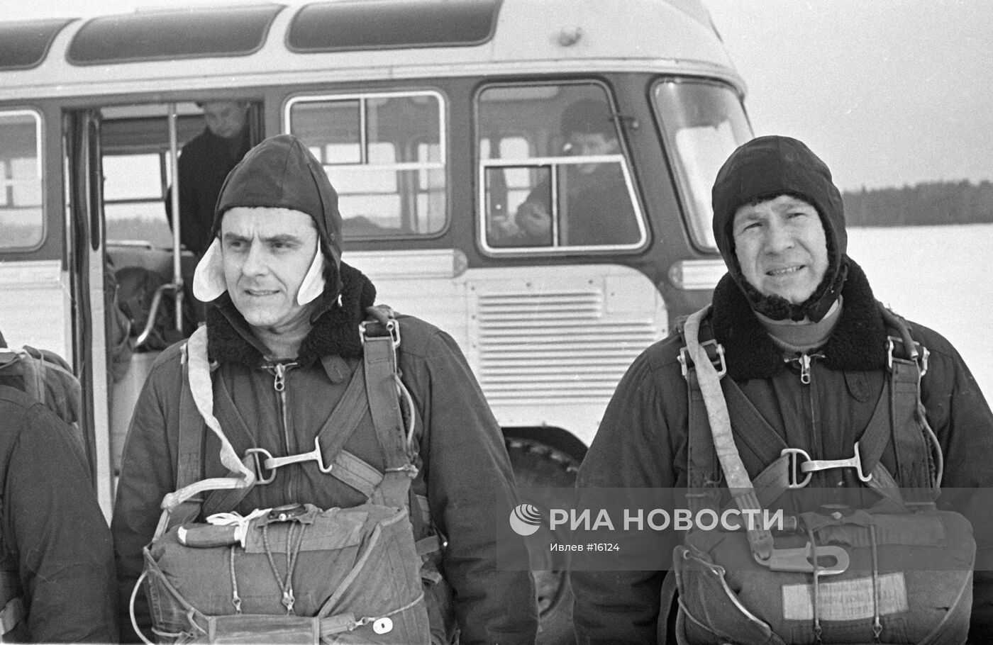 Подготовка космонавтов  В. Комарова и А.Леонова к полету