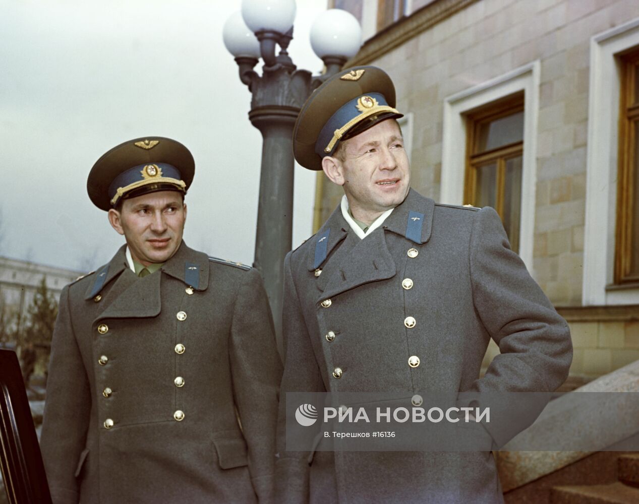 БЕЛЯЕВ ЛЕОНОВ ЭКИПАЖ "ВОСХОД-2"