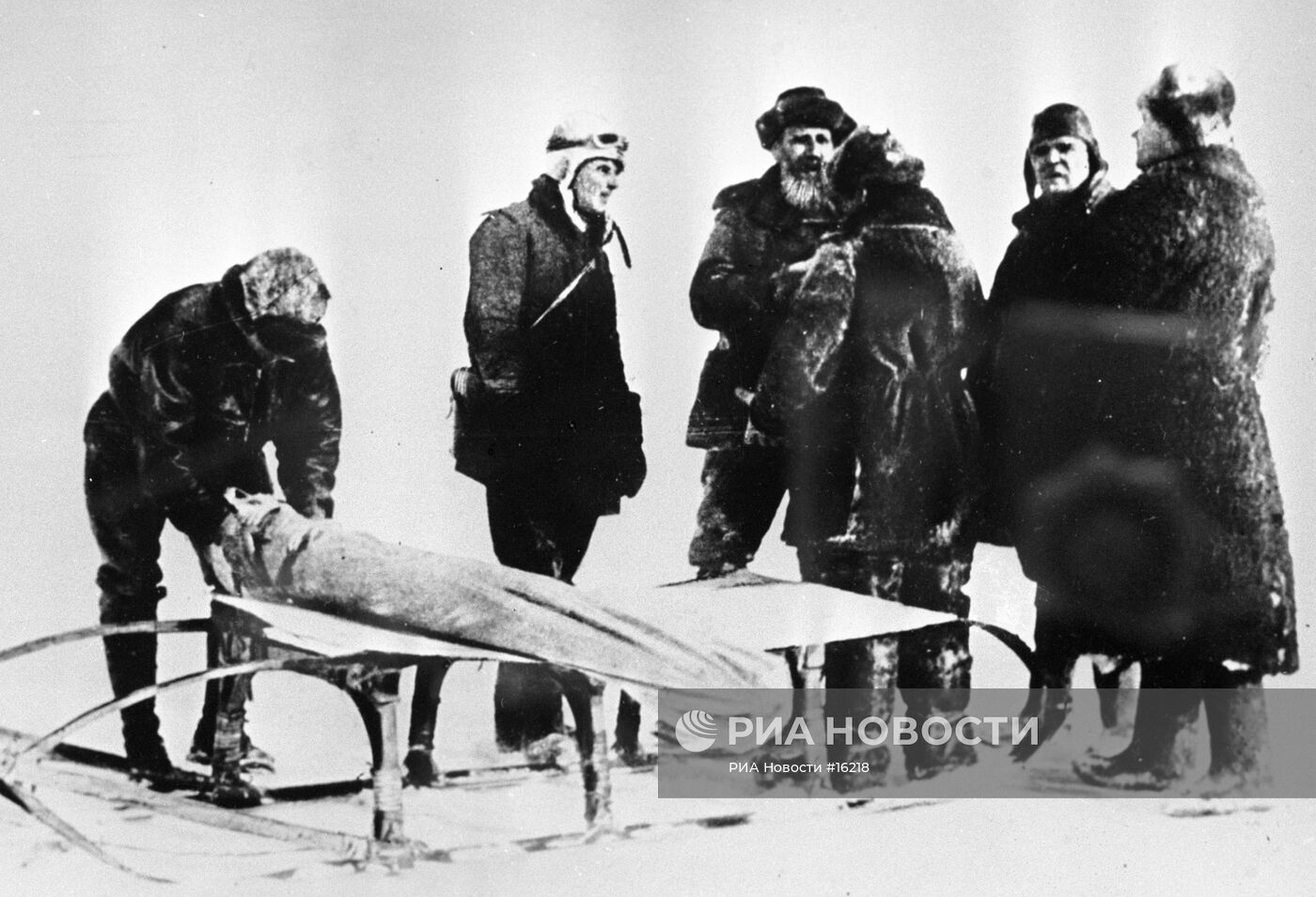 Участники экспедиции на станции "Северный Полюс-1"