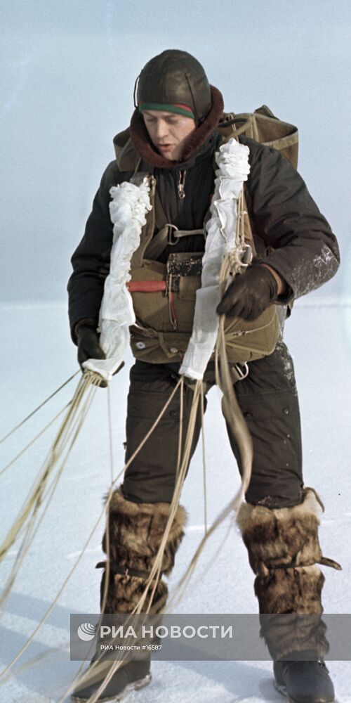 КОСМОНАВТ ВОЛКОВ ПРЫЖОК ПАРАШЮТ