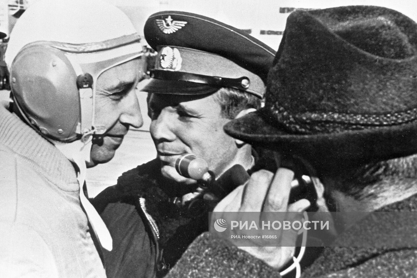 Летчик-космонавт Ю. Гагарин и космонавт К. Феоктистов на Байконуре