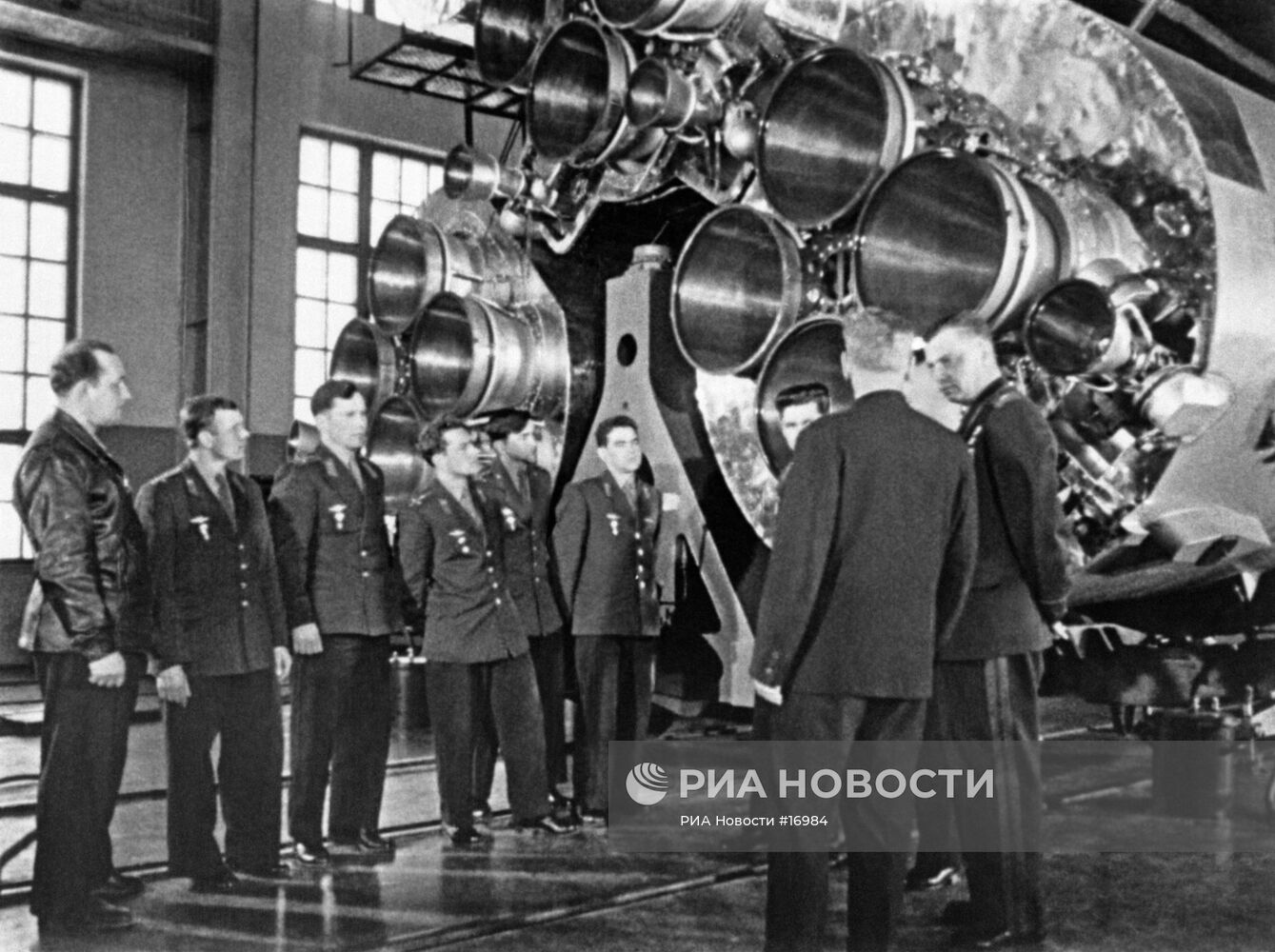 Группа летчиков-истребителей ВВС во время подготовки в первом отряде космонавтов СССР