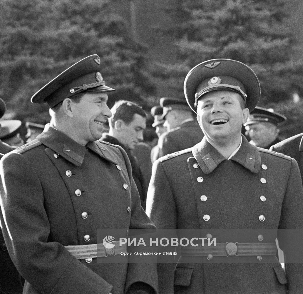 Космонавты Павел Беляеви Юрий Гагарин на Красной площади