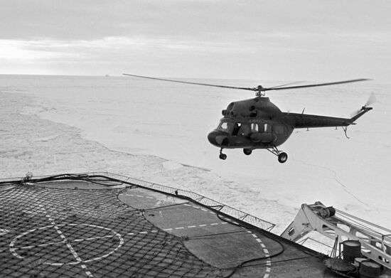 Посадка вертолета МИ-2 на ледокол "Ленин"