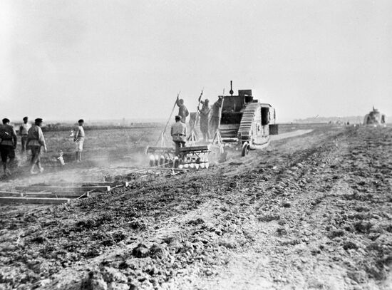 ПОЛЕ ВСПАШКА ТАНК