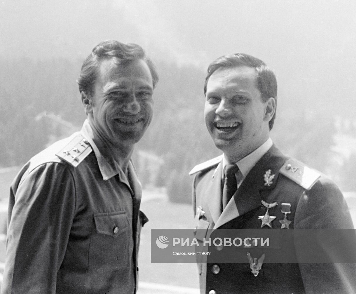 ЭКИПАЖ КОСМОНАВТЫ ПОПОВ ПРУНАРИУ