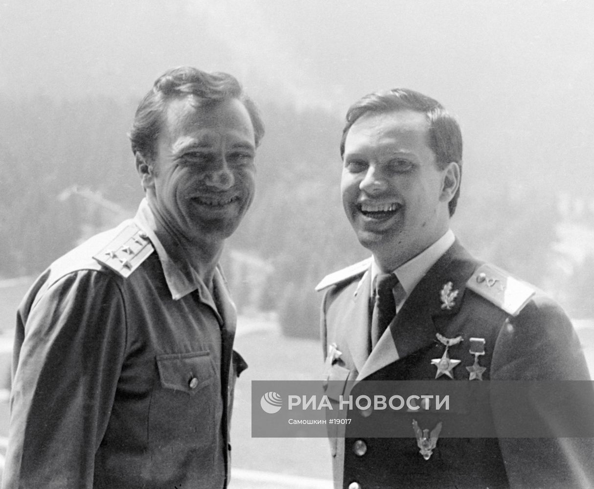 ЭКИПАЖ КОСМОНАВТЫ ПОПОВ ПРУНАРИУ