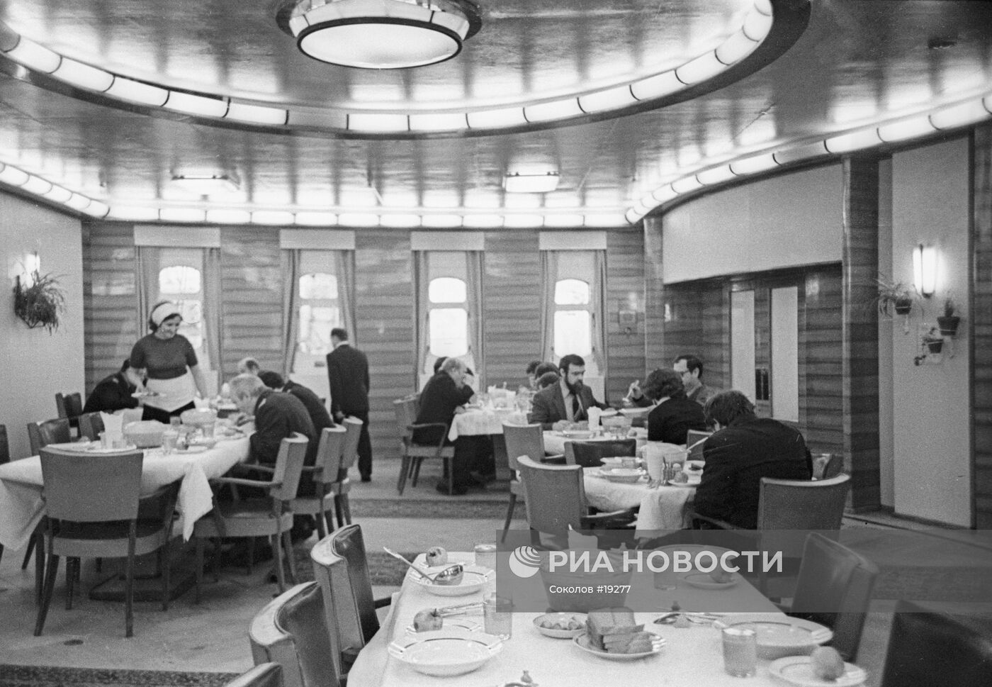 ОБЕД КАЮТ-КОМПАНИЯ ЛЕДОКОЛ "ЛЕНИН"