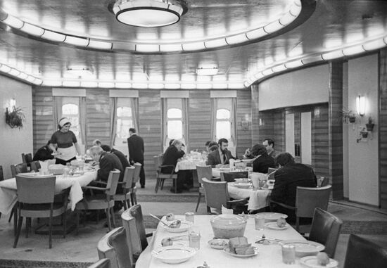 ОБЕД КАЮТ-КОМПАНИЯ ЛЕДОКОЛ "ЛЕНИН"