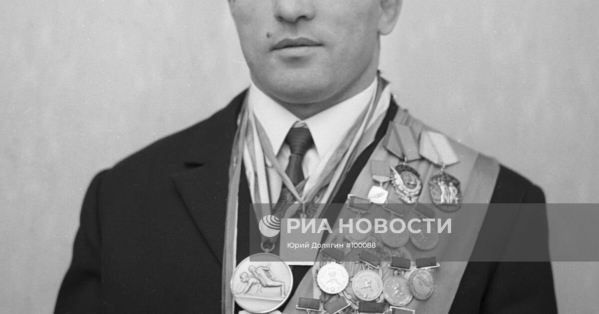 Памятник пятикратному чемпиону мира Али Алиеву