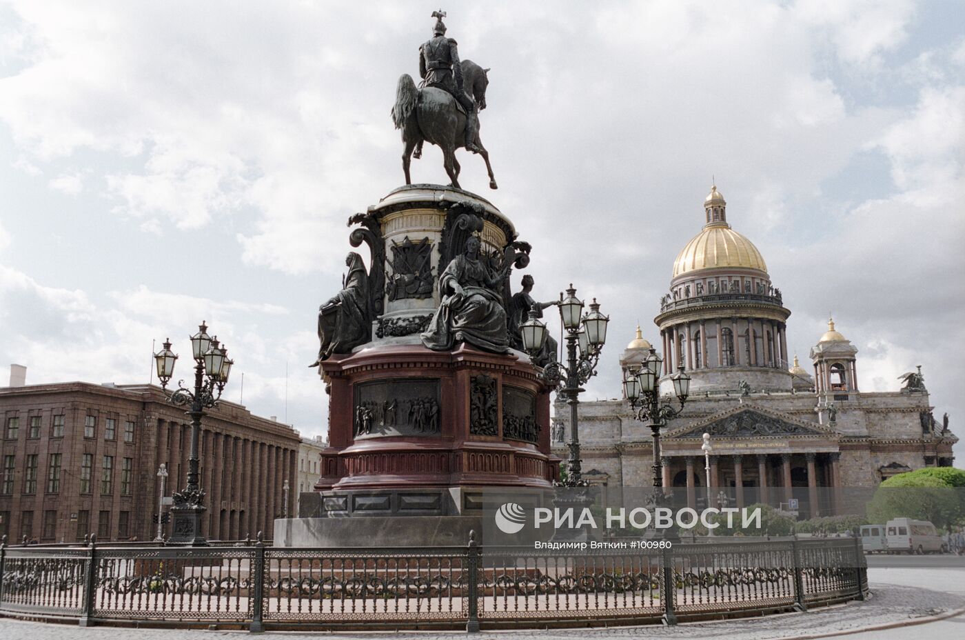 Памятник Николаю I и Исаакиевский собор