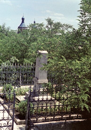 Обелиск на месте первого захоронения поэта Лермонтова на Скорбященском кладбище