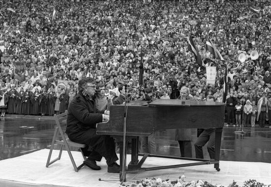 МАНИФЕСТАЦИЯ КОМПОЗИТОР ПАУЛС