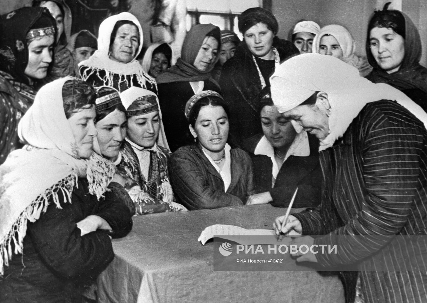 Собрание работниц Сталинабадской швейной фабрики