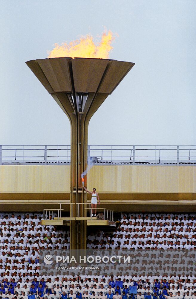 Сергей Белов зажигает олимпийский огонь