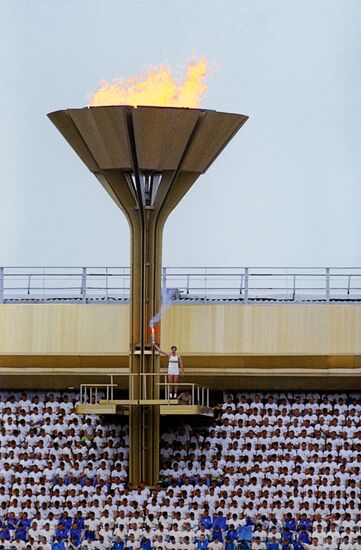Сергей Белов зажигает олимпийский огонь
