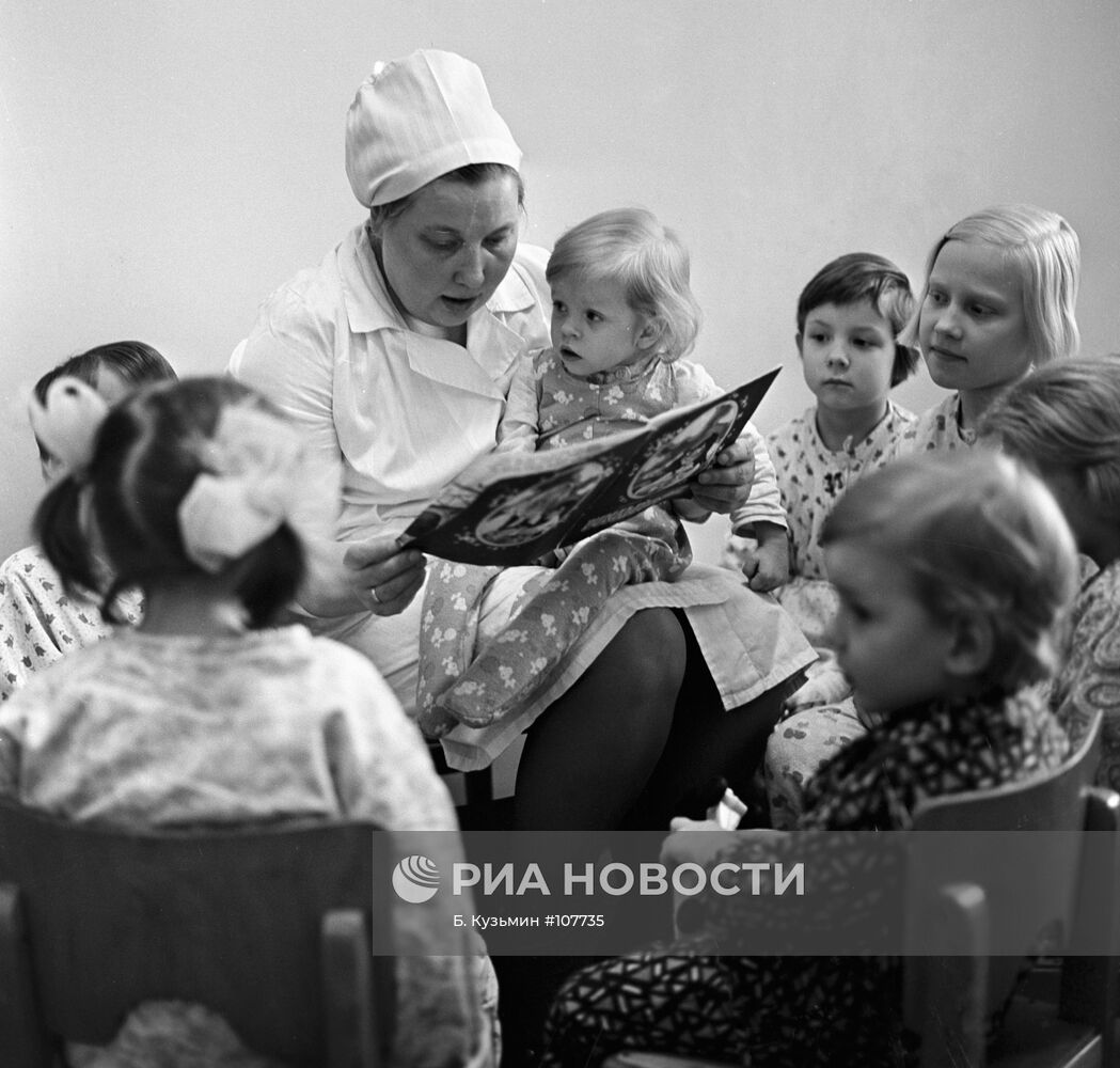 Медицинская сестра отделения детской хирургии читает сказку юным пациентам