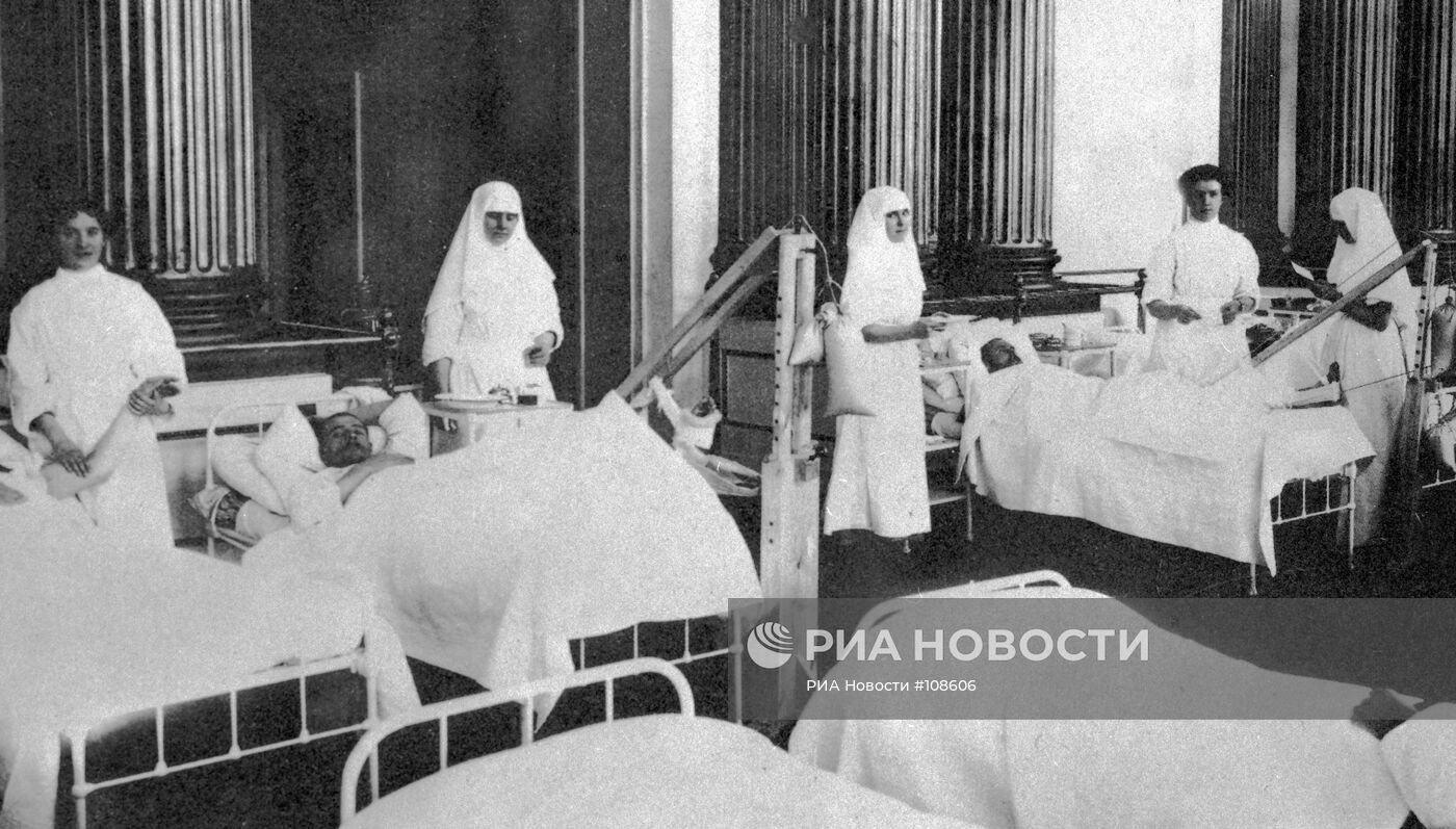 Медицинские сестры в лазарете в Зимнем дворце