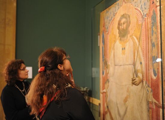 Выставка работы Джотто "Бог Отец" в Эрмитаже