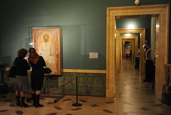 Выставка работы Джотто "Бог Отец" в Эрмитаже