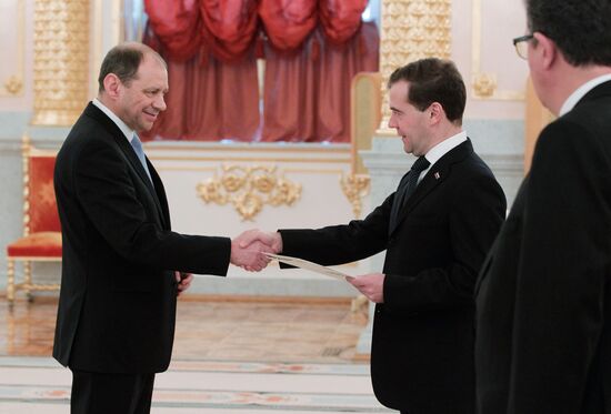 Дмитрий Медведев принял верительные грамоты послов ряда стран