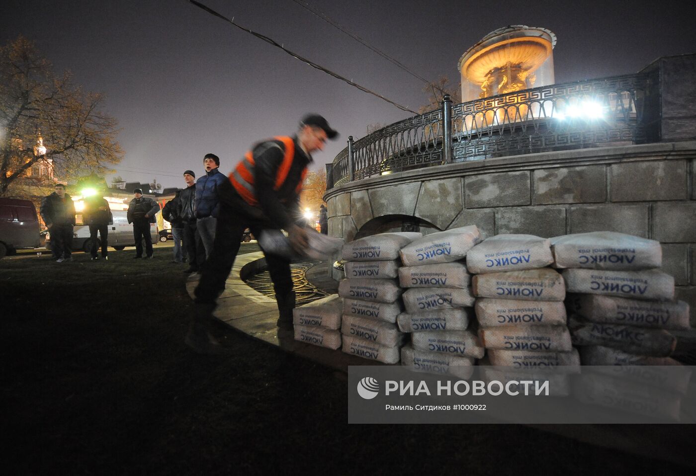 Ремонтные работы на Площади Революции в Москве