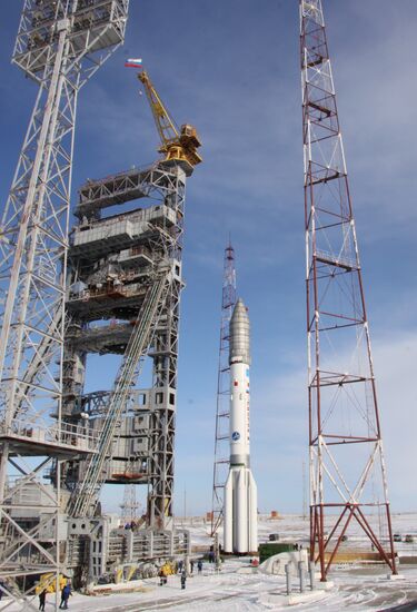 Вывоз ракеты "Протон-М" на стартовый комплекс "Байконура"