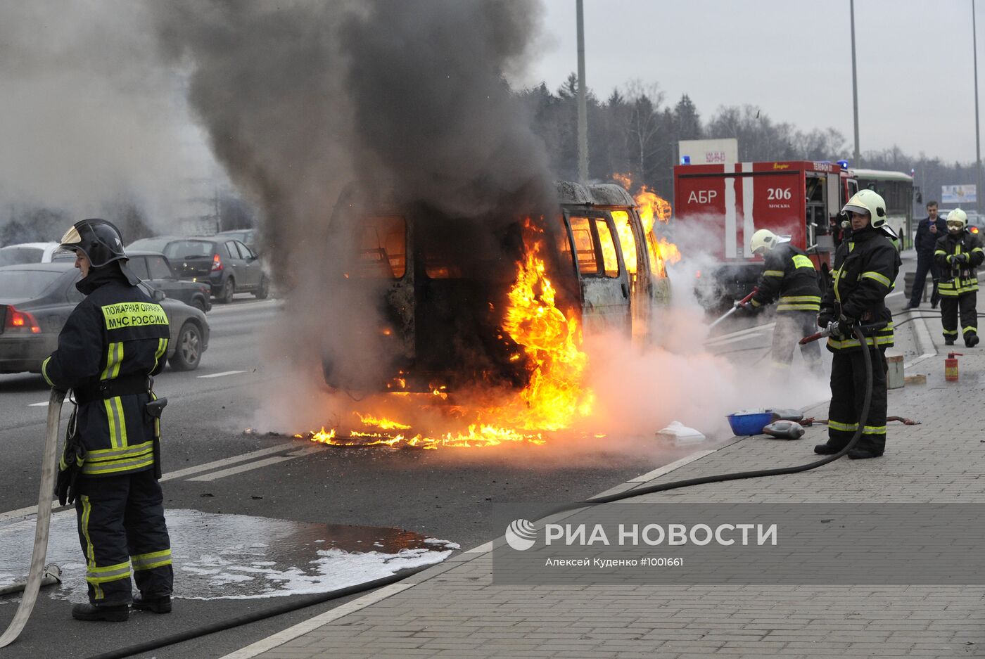 Автомобиль "Газель" загорелся на Киевском шоссе