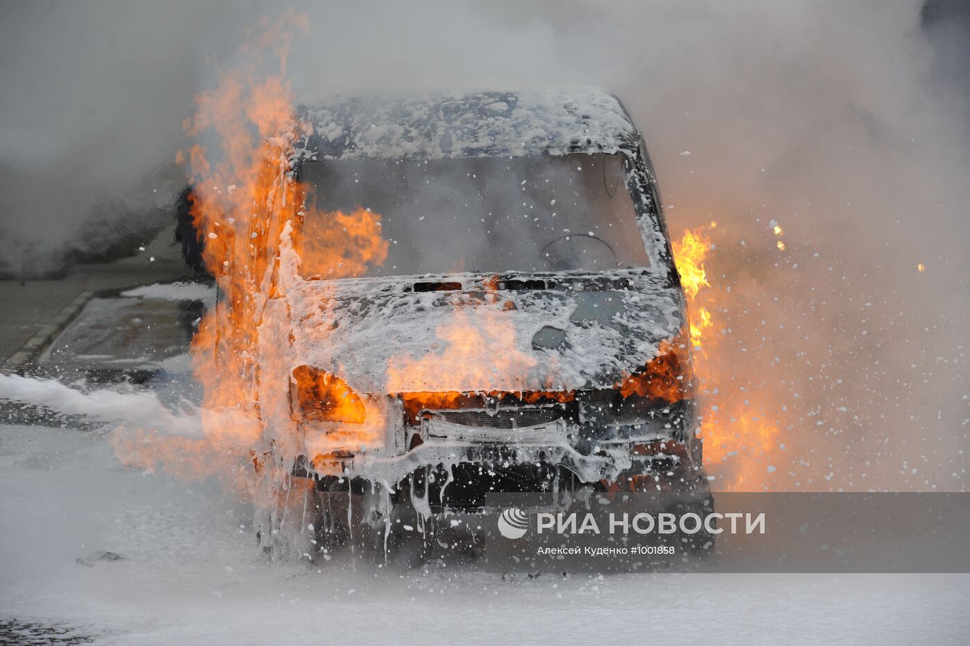 Автомобиль "Газель" загорелся на Киевском шоссе