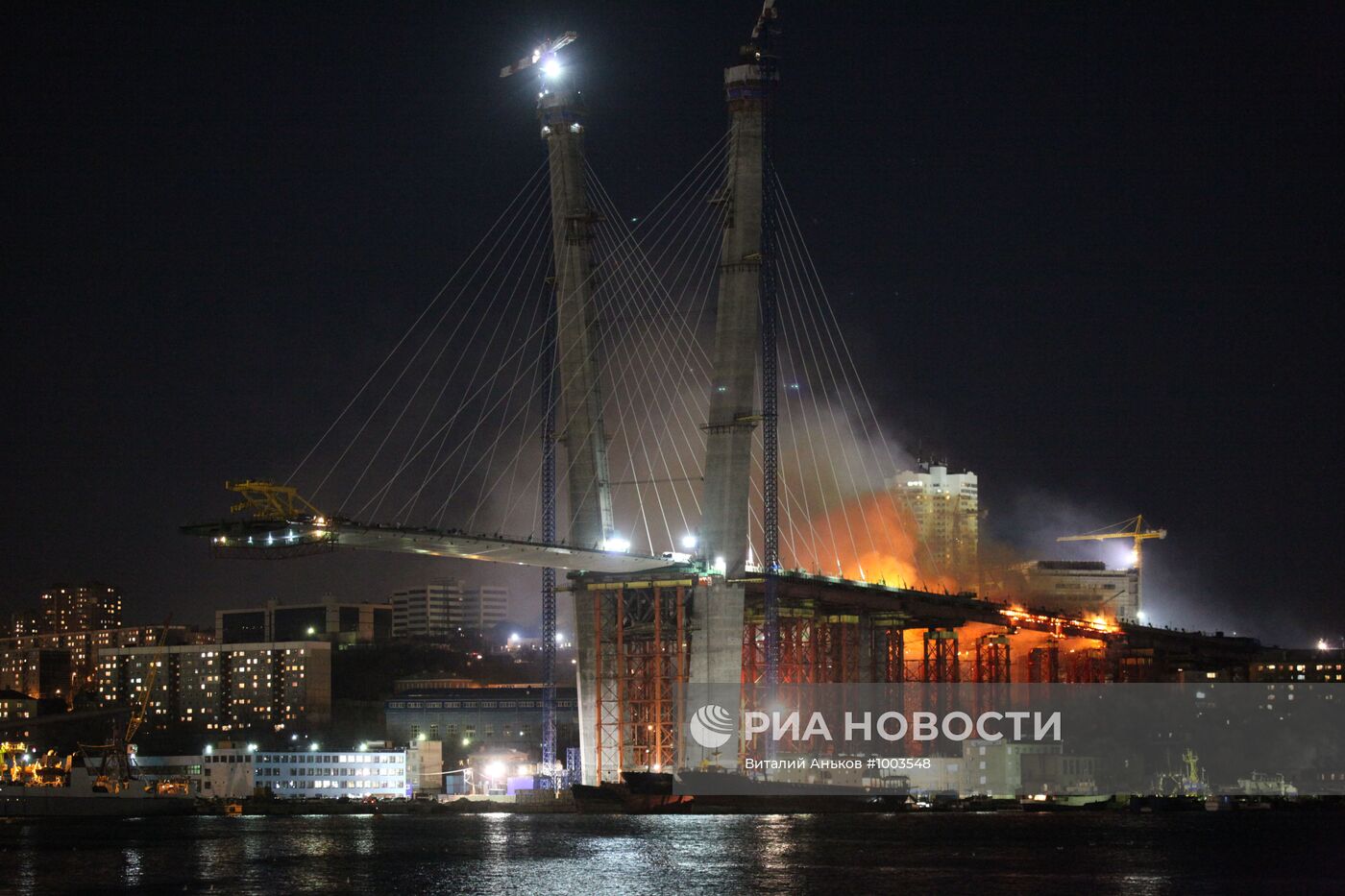 Горит строящийся мост во Владивостоке