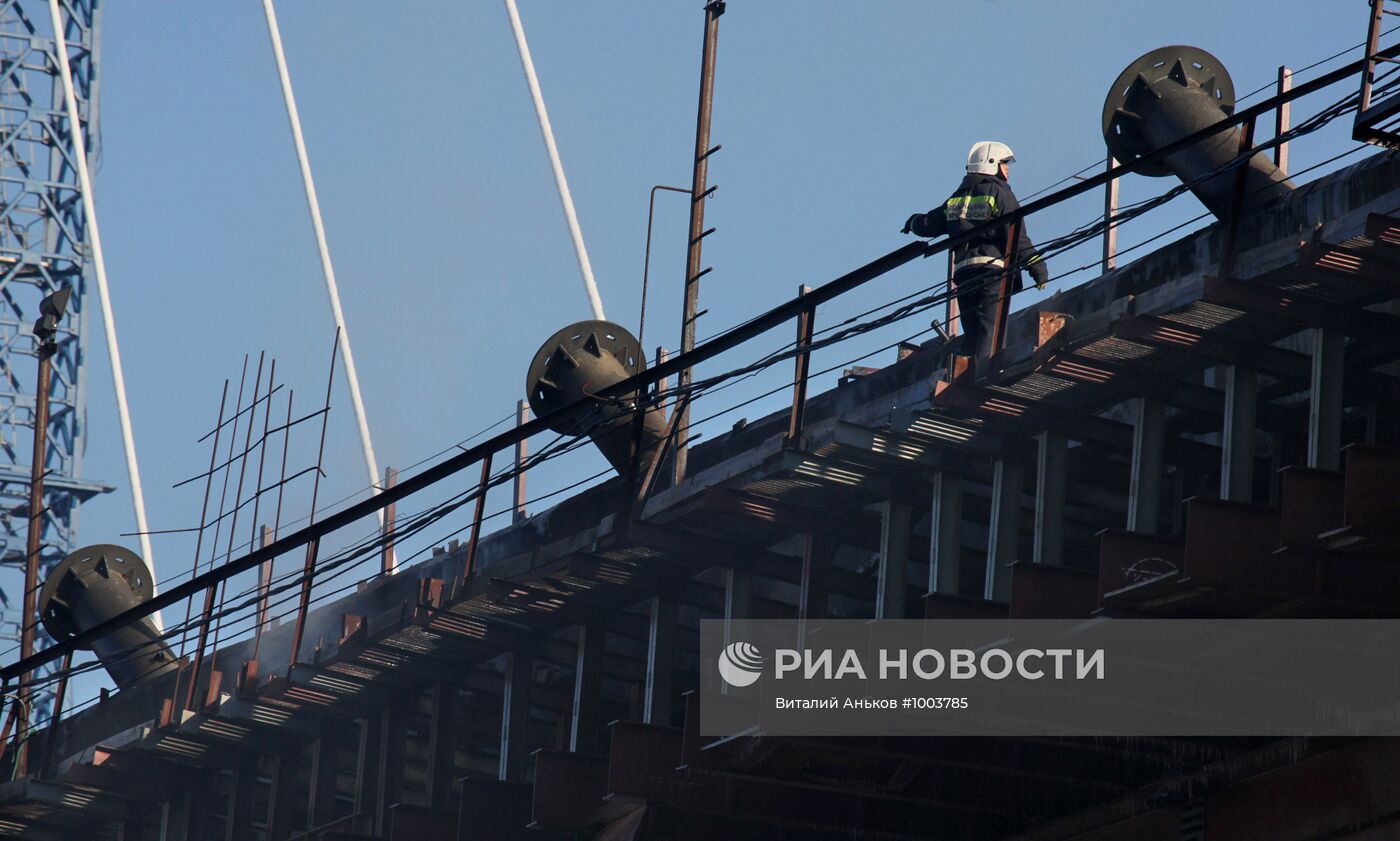Последствия пожара на строящемся мосту во Владивостоке