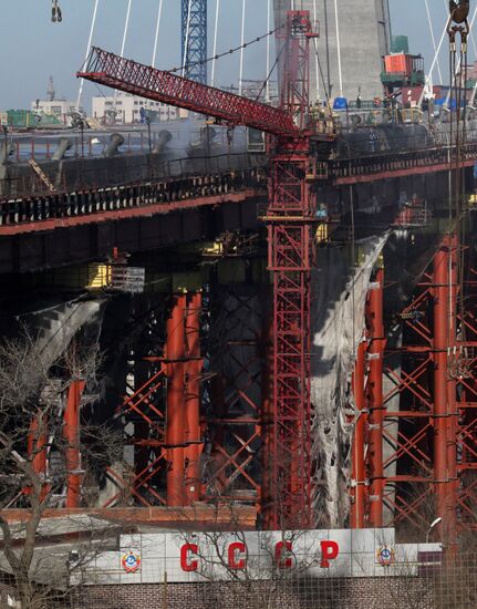 Последствия пожара на строящемся мосту во Владивостоке