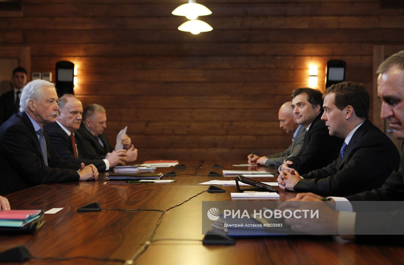 Д.Медведев встретился с представителями парламентских партий