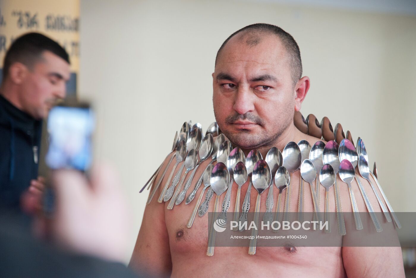 Грузинский "человек-магнит" претендует на мировой рекорд