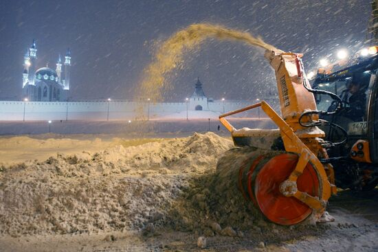 Ночная уборка улиц от снега в Казани