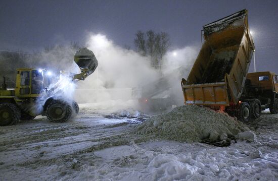 Ночная уборка улиц от снега в Казани
