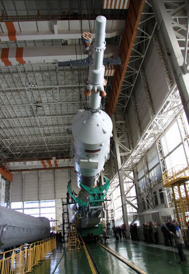 Подготовка к пилотируемому пуску ракеты "Союз-ФГ"