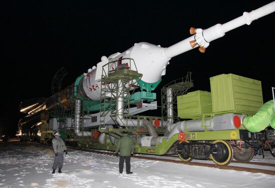 Вывоз ракеты "Союз-ФГ" с пилотируемым кораблем "Союз ТМА-03М"