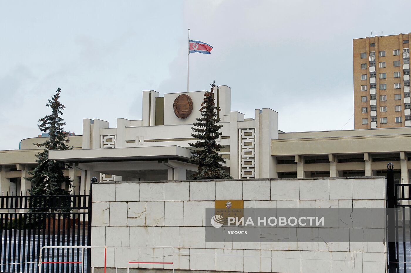Государственный флаг приспущен над зданием посольства КНДР