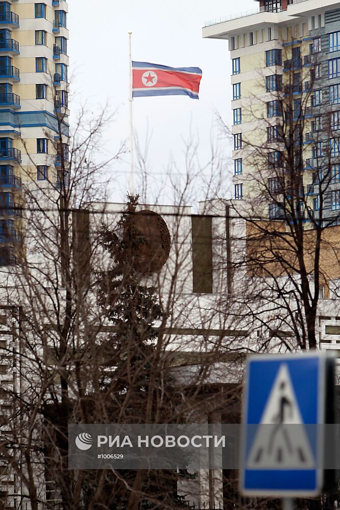 Государственный флаг приспущен над зданием посольства КНДР
