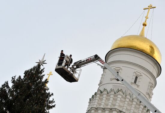 Украшение новогодней ели на Соборной площади Кремля