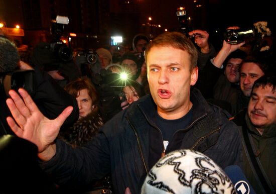 Блогер Алексей Навальный освобожден из-под ареста