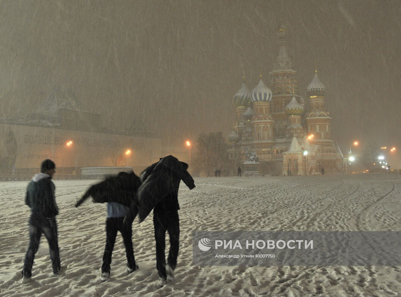 Снегопад продолжается в Москве